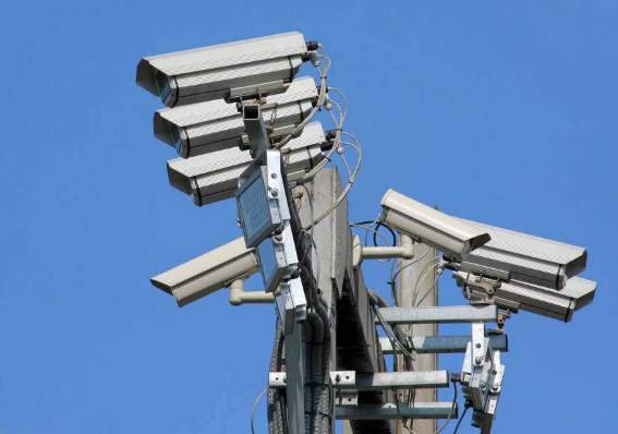 别小看交通摄像头，1000米内想不成“网红”都难，视频比手机清晰