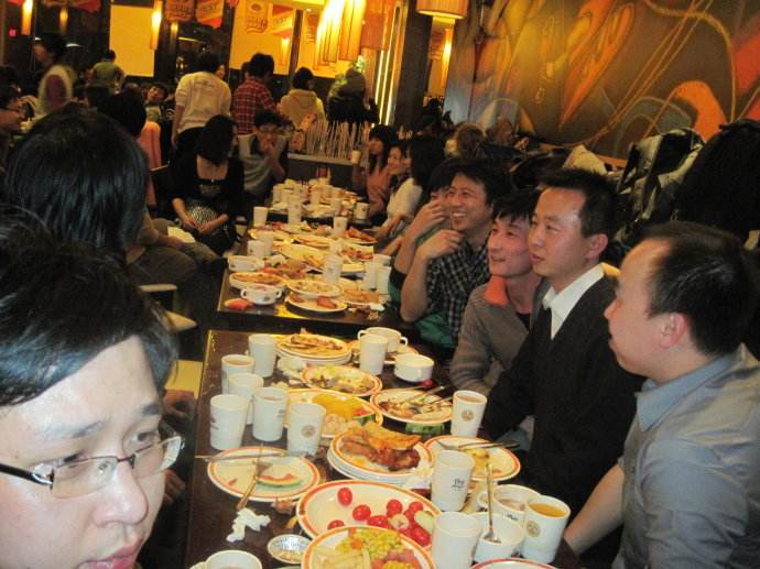 聚餐|员工聚餐实行AA制，女同事贪小便宜带2娃蹭饭，同事：请付3份钱