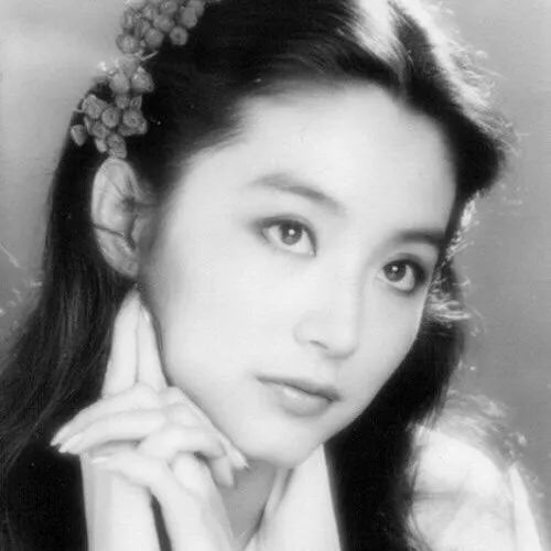 #袁咏仪#51岁邱淑贞和48岁袁咏仪同框美如画：这才是香港女星颜值巅峰！