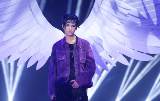 |黄明昊新专惹众怒，好不容易熬到发专辑，却遇上乐华塞人拖飞机？