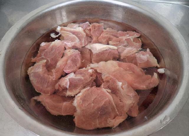 牛肉|牛肉焯水越焯越脏？牢记这一招，让脏东西自己跑出来！