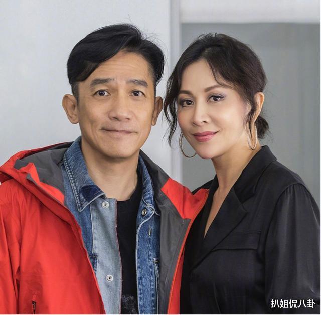 「刘嘉玲」刘嘉玲大摆宴席正式认胡军儿子为干儿子，林青霞和李亚鹏当证明人