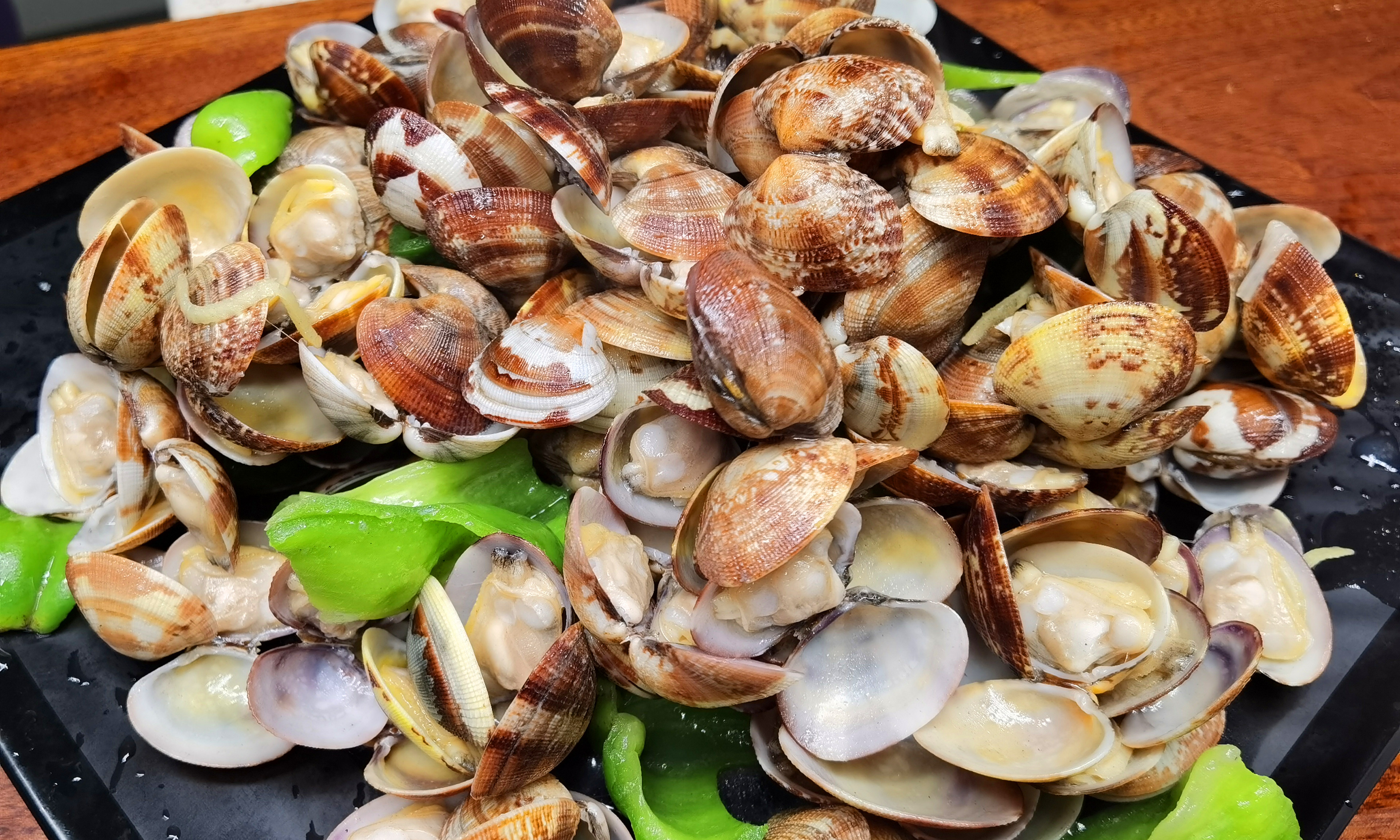 青椒|洗花蛤时，万不可只加盐，老渔民教你3招，花蛤疯狂吐沙，拦不住