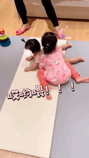 陳赫曬兩女兒互動視頻，安安陪妹妹學爬畫風有愛，介紹自己是姐姐-圖9