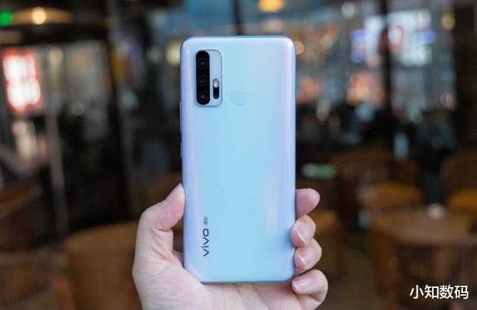 「5G」5G“先锋”跌至千元价,44W快充+5000mAh,短短2个月降300