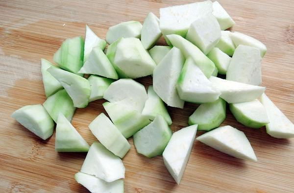 痛风|尿酸超标的人,少碰三物,多吃三瓜,坚持三事,痛风或向你投降