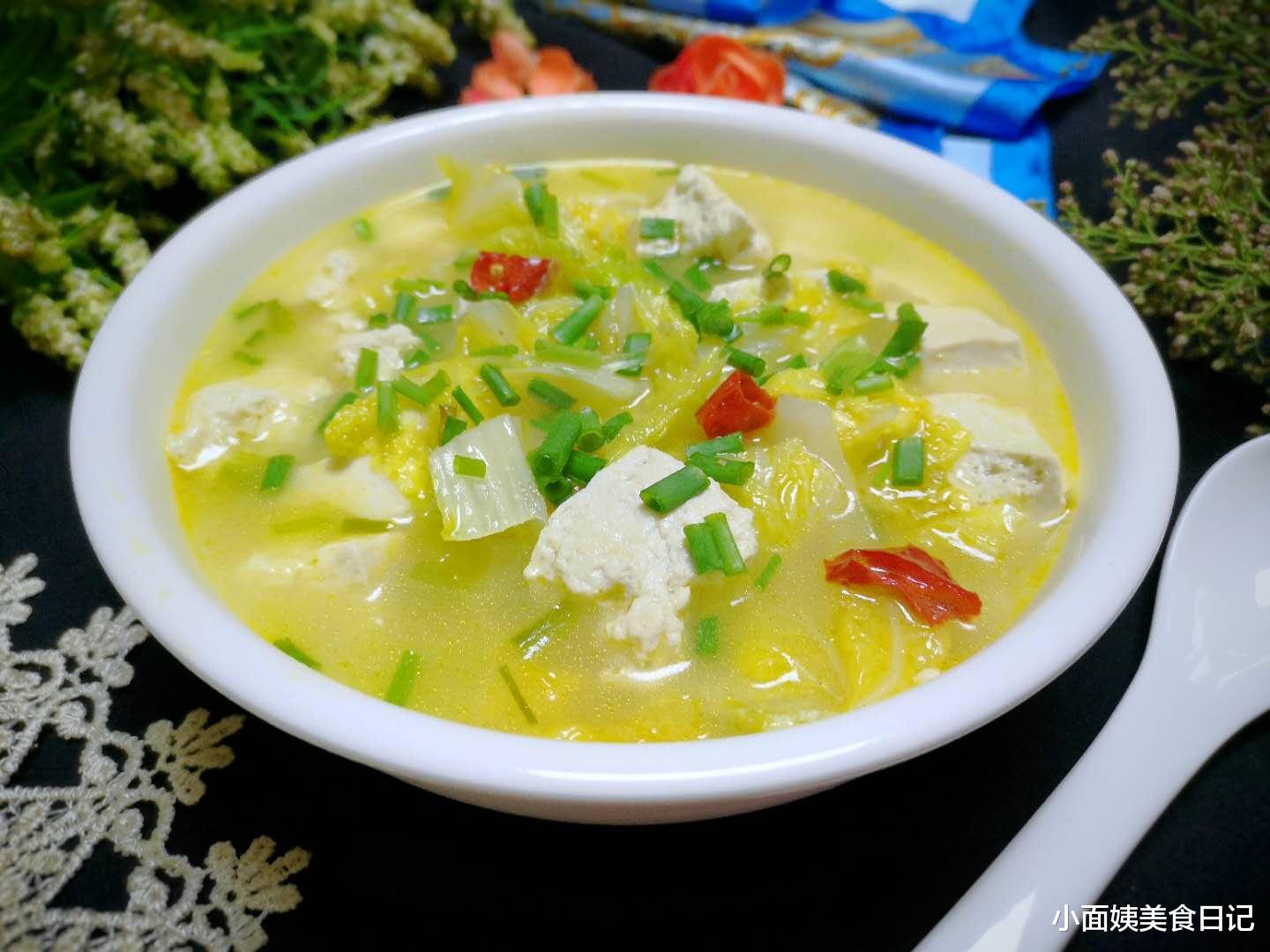 「白菜豆腐汤」立夏后，这汤三天两头准做一锅，清甜美味汤味鲜，还清肠刮油！