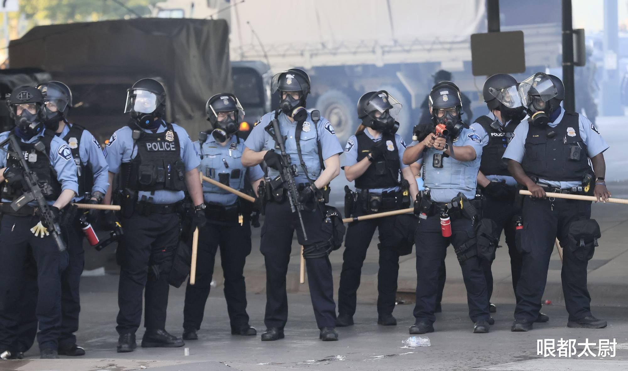 『佩洛西』下跪8分钟，佩洛西当场出丑！她要改革美国警察，特朗普：疯子！