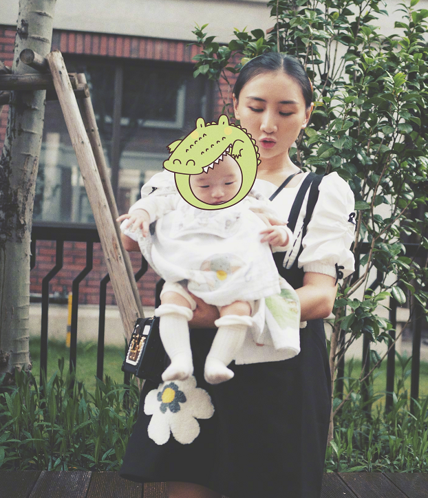 何雯娜▲何雯娜不愧是运动员，看她产后半年身材恢复的状态，谁能不羡慕？