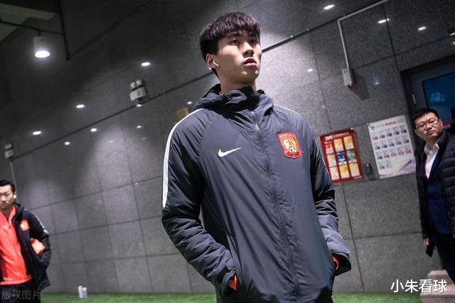广州恒大|恒大左后卫新解！00后小将异军突起，一优势或促成其打上主力