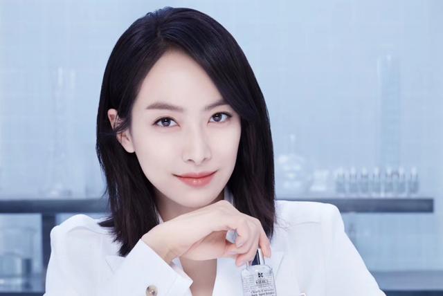 「爽肤水」爽肤水应该“涂”还是“拍”？美容师说出实情，原来我一直做错了