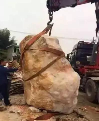 #翡翠#13.8吨的翡翠原石，被雕刻成“东海龙宫”，网友：仿佛置身海底世界！