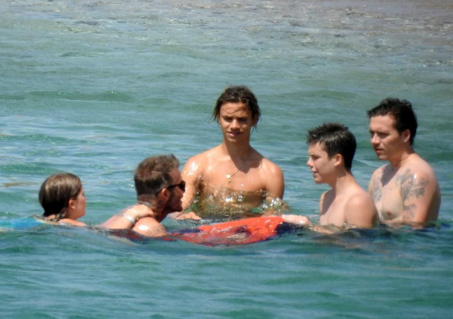 权珉娥|贝克汉姆全家希腊度假,大海中拥吻女儿,9岁小七花式粘老爸