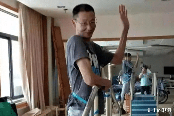 「男排」前男排国手瘫痪一年后妻子改嫁，如今病房直播获20万赞，不做废人