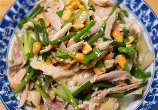 「年糕」一半只鸡直接丢进蒸锅,不用炒不用炖,肉嫩多汁,出锅就被抢光光