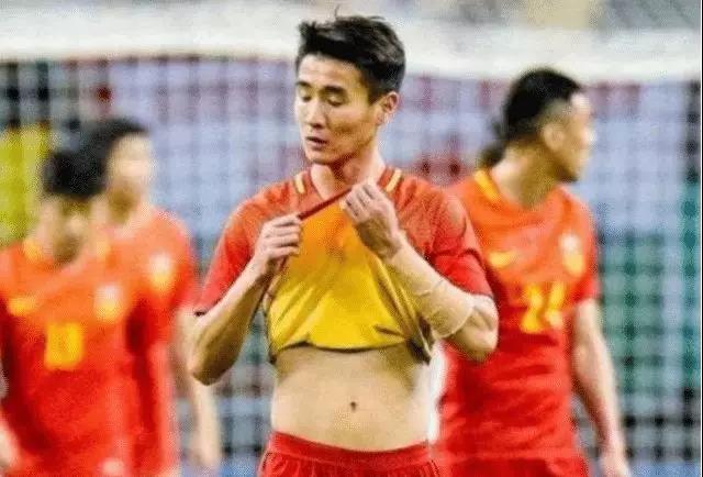 国足:相差巨大!易建联的手臂,苏炳添的大腿,朱婷的肩膀,国足的肚子