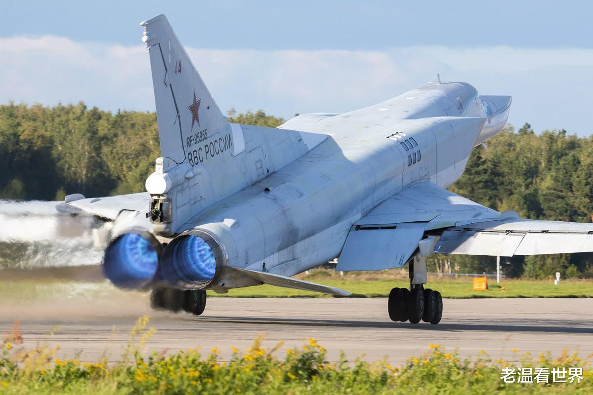 「轰炸机」海峡局势终于逆转！新型战轰即将成军，1000公里外毁灭航母