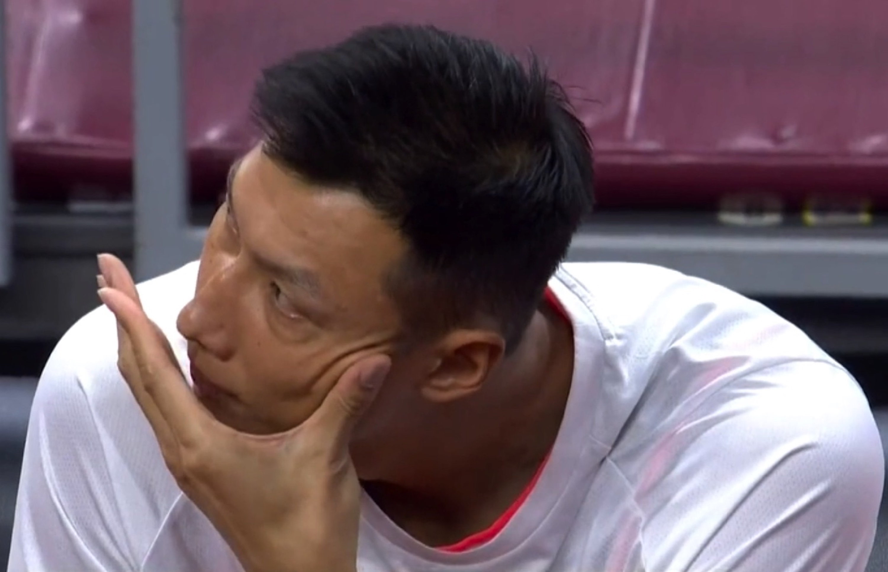 「苏伟」CBA险酿冲突,裁判发现不对劲响哨警告,杜锋马上将他换下!