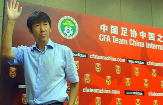 高洪波@里皮和高洪波谁更得国脚的心？一细节给出答案，让球迷都为之叹服