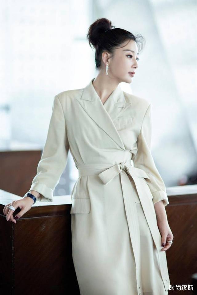 马尾辫|殷桃为了“装嫩”拼了，马尾辫扎到头顶，穿西服裙大气又减龄