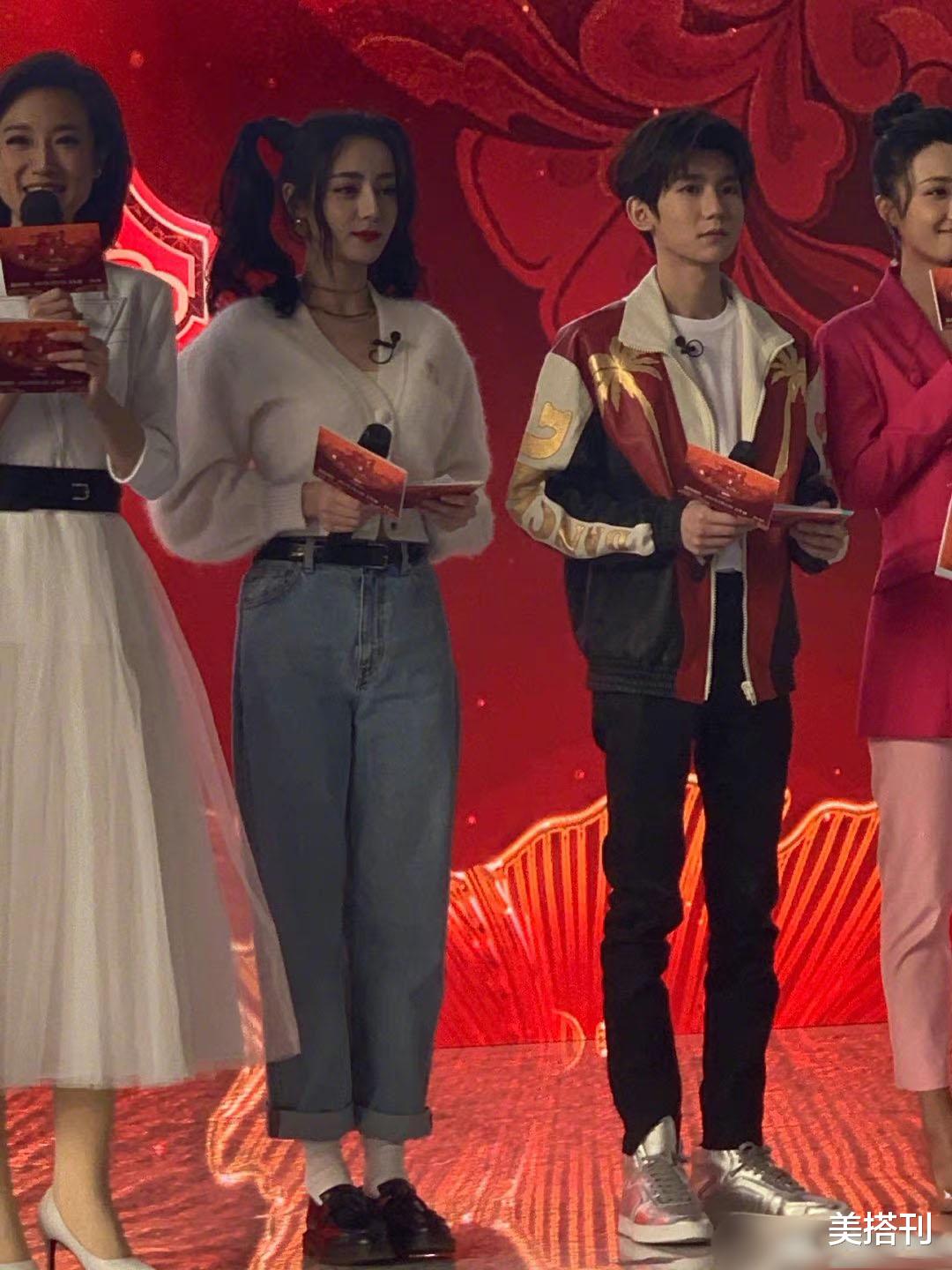 迪丽热巴|热巴双马尾上热搜，白毛衣配牛仔裤元气可爱，意外曝光王源身高？