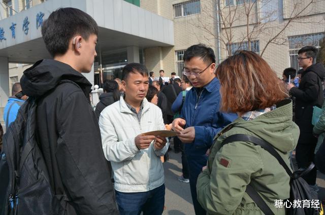 野鸡大学|296分考生正准备复读，收到5封录取通知书，老师：快报警