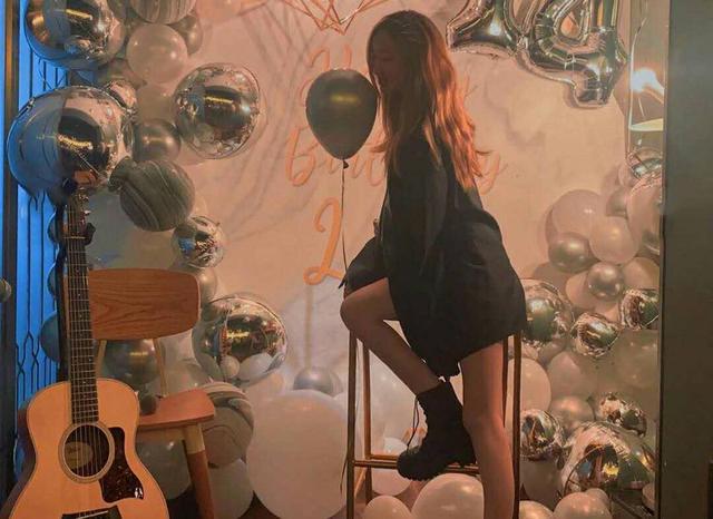 李亚鹏父女俩跑步健身，14岁李嫣“兔唇”已基本矫正，笑容有点怪