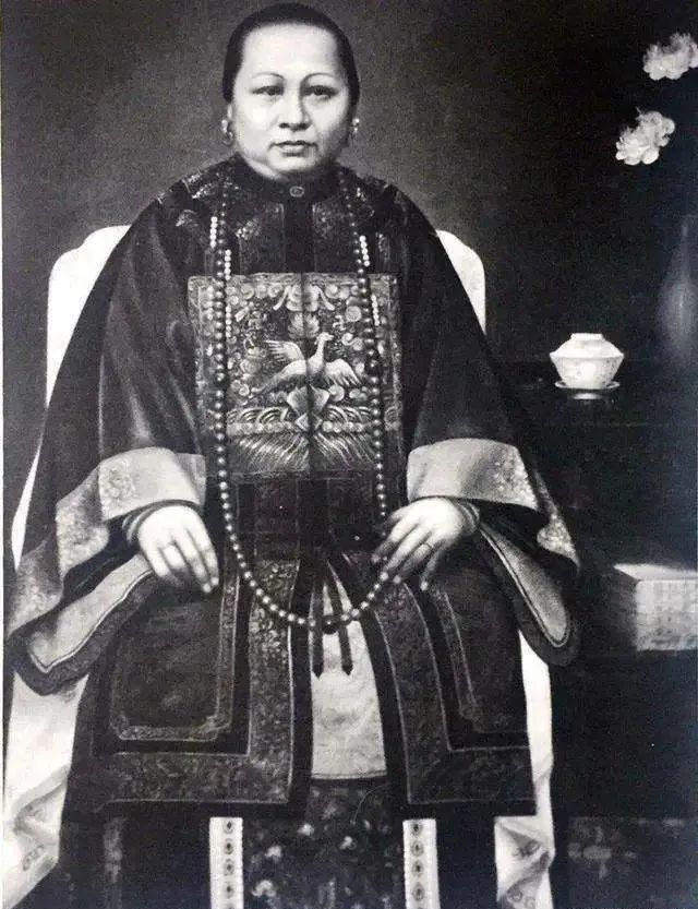 「面相」何超琼和孟晚舟的面相像极其的相似,顶级富豪皮囊为何都像千篇一律?