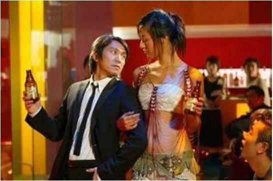 |女星酒后乱象被曝光!双手举“内裤”过头顶,与4个男子亲密狂欢