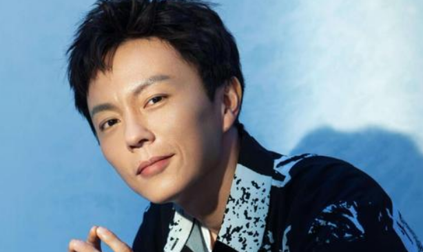 李连杰|梅艳芳对他爱不释手，李连杰把他当亲儿子，却因周润发一句话从此无人问津