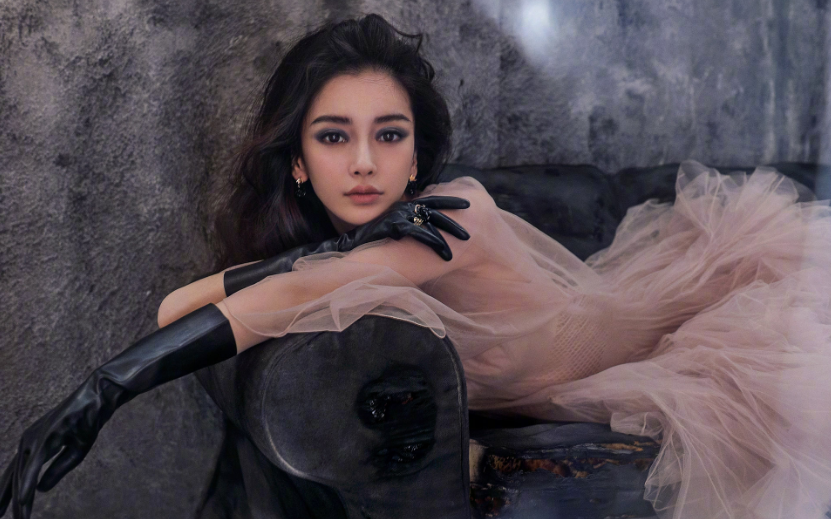 Angelababy|baby10年前日本出道旧照曝光，被男性用酒瓶怼脸，强装笑意比耶合影
