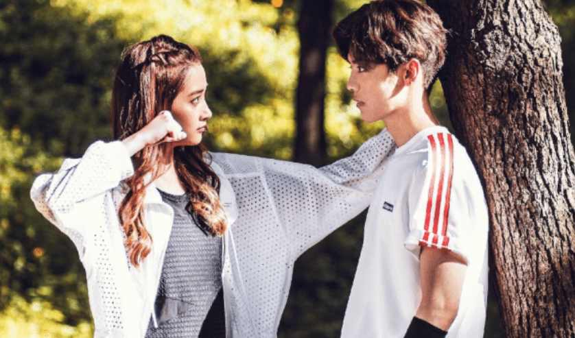 [关晓彤]当年关晓彤拍摄“卫生棉”广告，未P图遭曝光，网友：原来鹿晗好这口