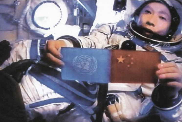 杨利伟|杨利伟曾听见的敲窗声,17年后谜底揭开,庆幸捡回一条命!