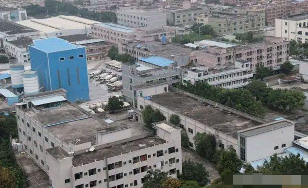 东莞城中村遍布“荒废”出租屋，租金2百元不到：看看网友怎么说