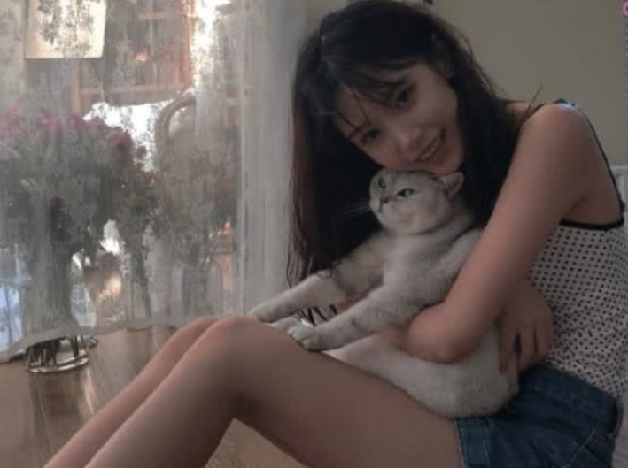 黄婷婷|当年爆红的“剪刀手女孩”，富豪许诺等她10年，如今又过的如何？