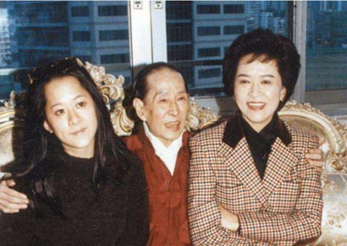 [邓永祥]她与富豪同居30年才上位，为老公穿了一辈子塑身衣，4亿遗产却只得1元