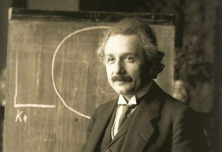 爱因斯坦■爱因斯坦照片为何只有半身照？看到他的鞋子，才知摄影师的崩溃