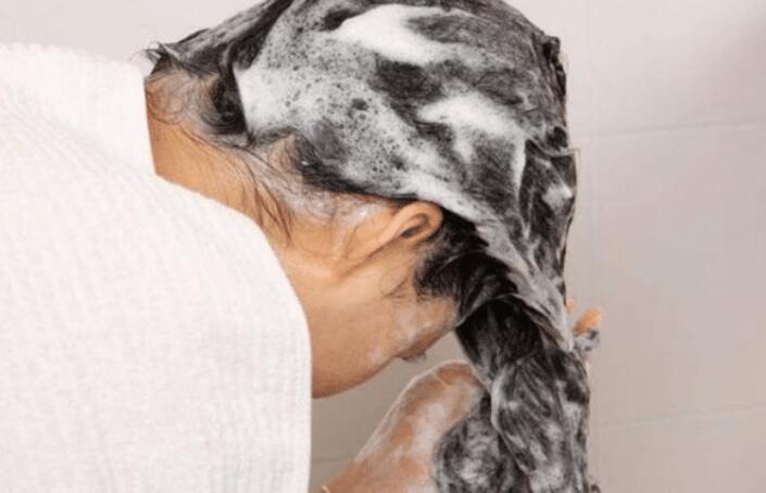 洗发水|头发刚“打湿”就抹洗发水?难怪头皮发痒,一天不洗头就开始出油