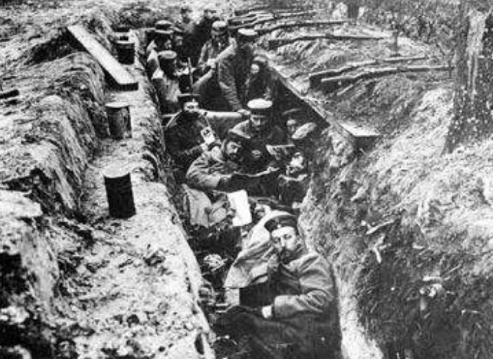 战壕：150人神秘消失，3年后才被发现仍在战壕里，他们依旧背着武器