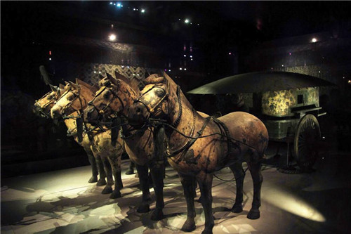 秦始皇|兵马俑真是活人烧制的吗?一尊裂开的兵马俑,终于揭开千古谜团