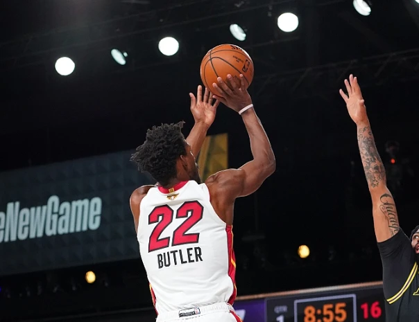 湖人队|浓眉恐赛季报销，詹姆斯无力回天，巴特勒封神，湖人夺冠悬！