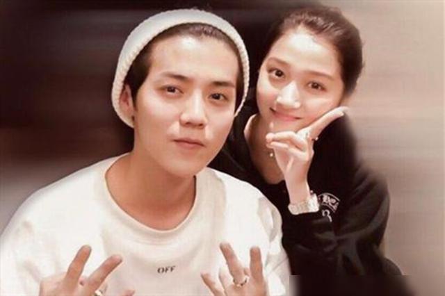 鹿晗|薇娅直播时无意露出肩带,谁注意鹿晗做了啥?救场动作堪称教科书