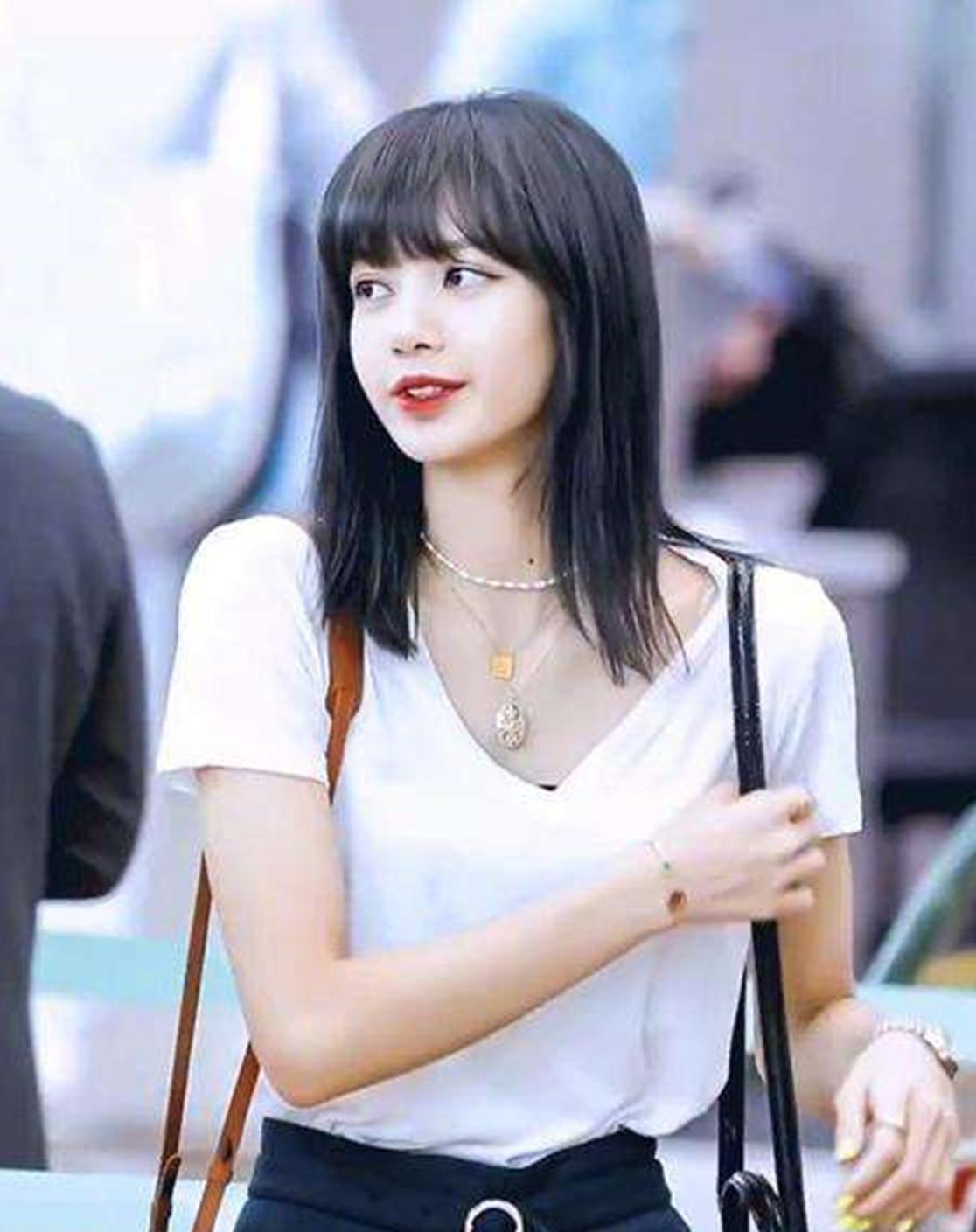 【lisa】又被“甜豆”lisa萌到了!黑色直发造型太可爱,减龄俏皮还显脸小