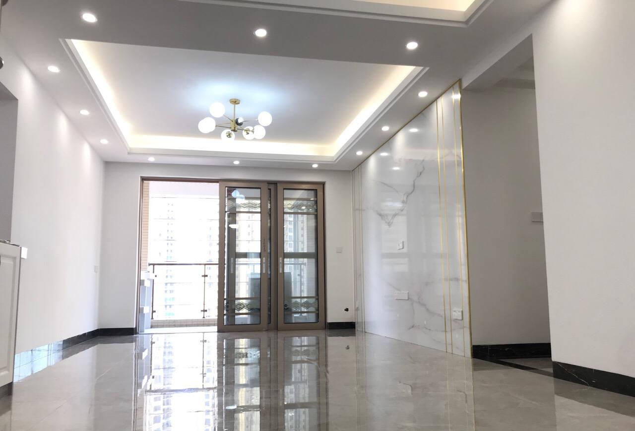 「」花了两天打扫干净，还没布置家具就很漂亮，家人都满意电视墙！