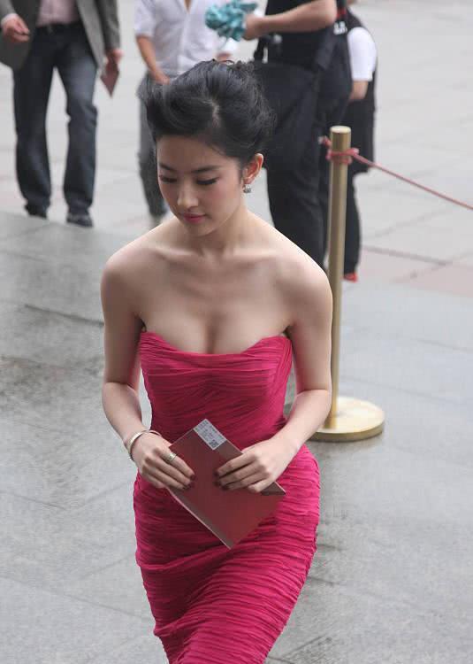 刘亦菲|有种“全家最丑”叫刘亦菲,当看到她的表姐后,网友:姐姐出道吧
