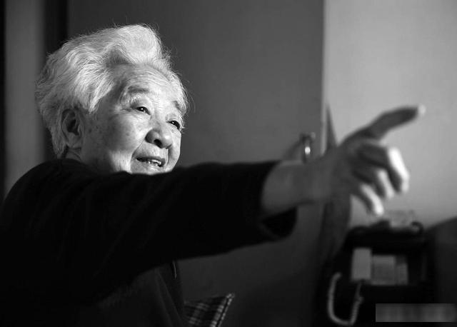 「于蓝」“江姐”于蓝遗体告别式举行：倪萍、黄晓明、雷佳音等明星献花圈
