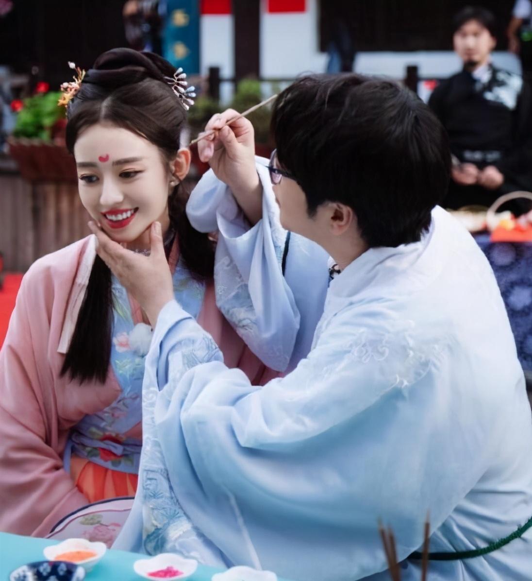 卓义峰|郎朗吉娜合体捞金，夫妻摸孕肚与宝宝互动，曝孩子听钢琴声会胎动