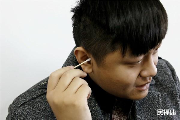 医生|有人耳屎是干的，有人是湿的，两者有何不同？医生给出专业的解释