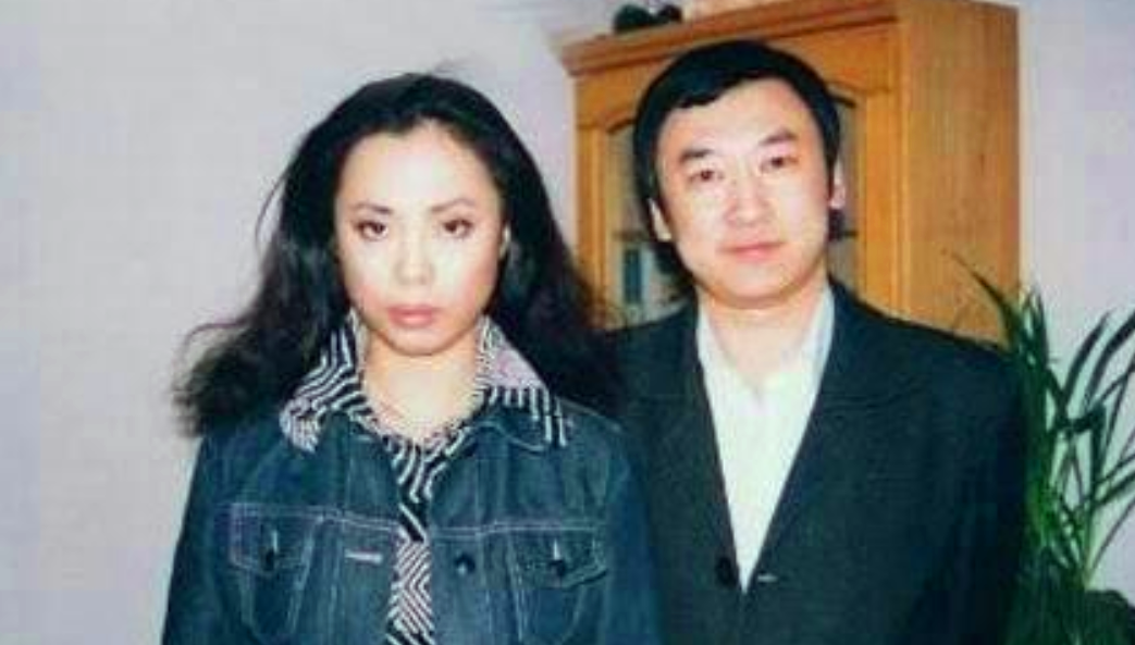 【黄绮珊】歌手黄绮珊转行服务员？情感坎坷三婚三离，事业上还“生不逢时”