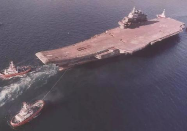 辽宁舰|辽宁舰魅力有多大？大批鲨鱼不顾性命尾随其后，真实原因令人揪心